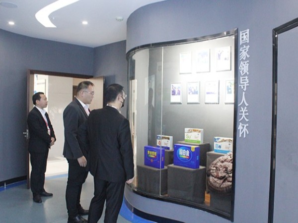 【動態(tài)健特】上海衍生文化發(fā)展集團有限公司總經(jīng)理何亞蒞臨健特藥業(yè)